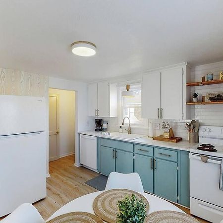 End Zone Escape-Light And Bright Hof Village Home Canton Esterno foto