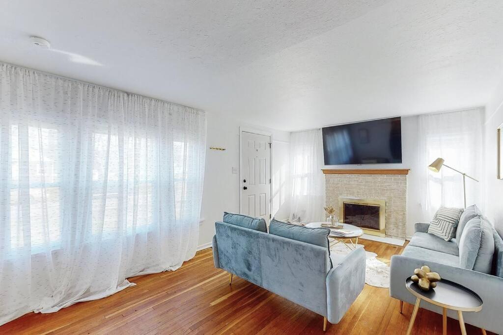 End Zone Escape-Light And Bright Hof Village Home Canton Esterno foto