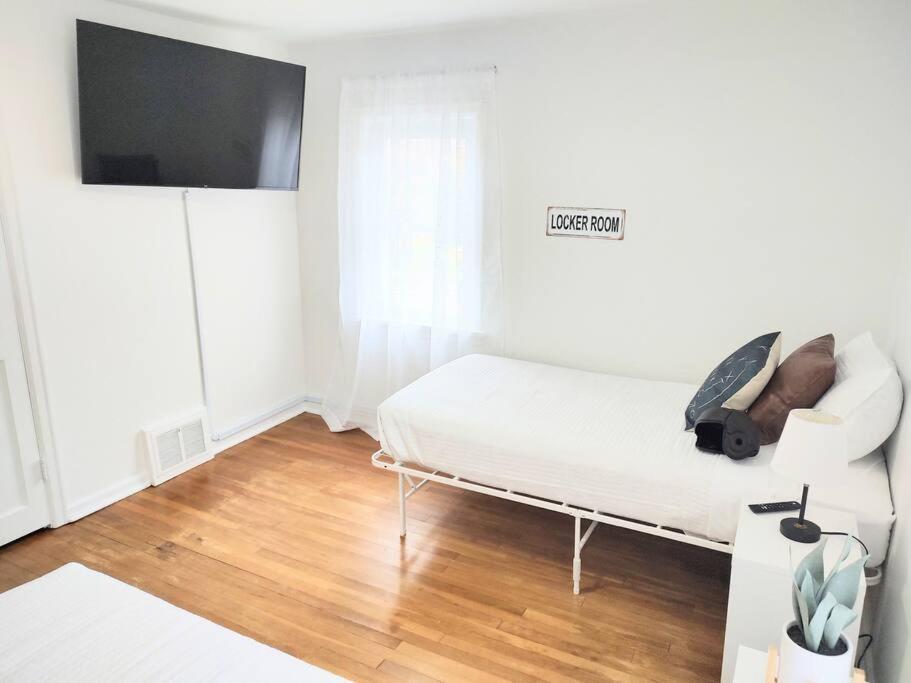 End Zone Escape-Light And Bright Hof Village Home Canton Esterno foto