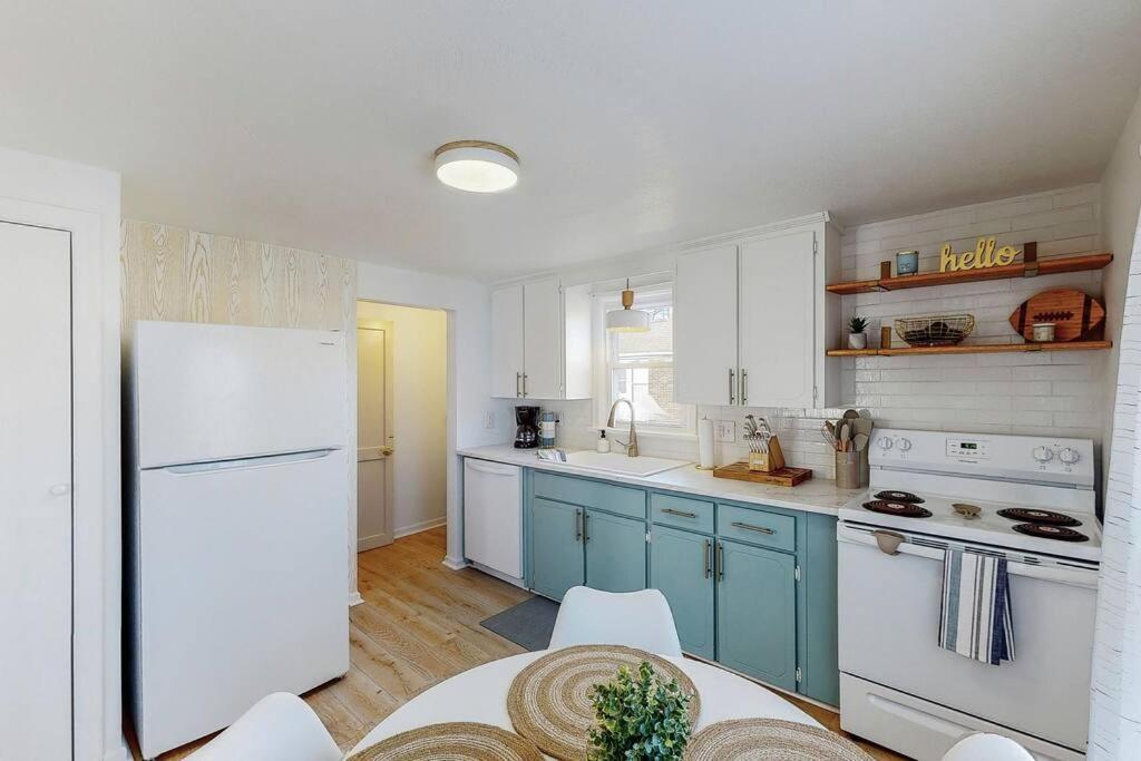 End Zone Escape-Light And Bright Hof Village Home Canton Esterno foto